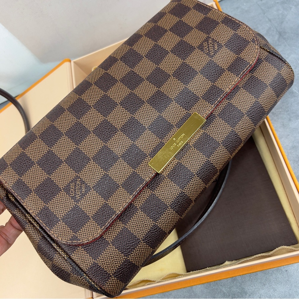 Louis Vuitton Favorite MM Damier Crossbody- great condition! 100% authentic!